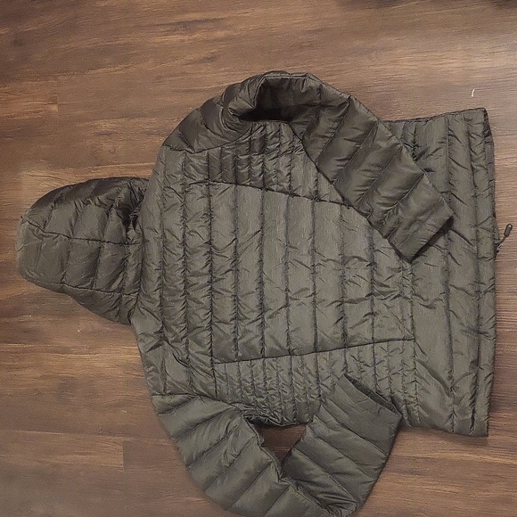 Underarmour down goose jacket, unisex size medium, I'm size large. - Picture 4 of 5